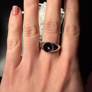 Caitlyn Minimalist Natasha Black Signet Ring – Size 7, Silver, New